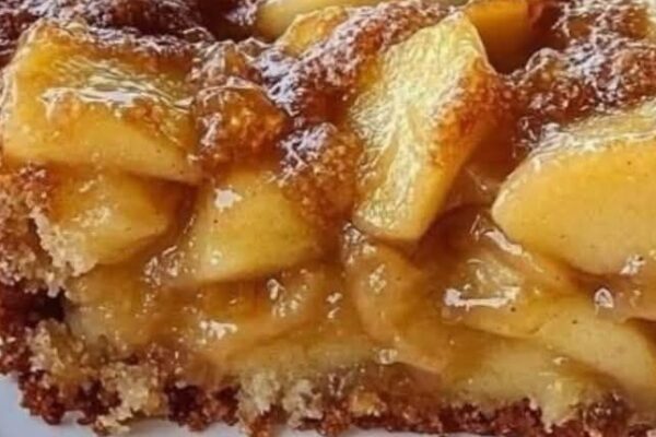 Easy Apple Cake: Moist, Cinnamon-Spiced Delight in Just 10 Minutes Prep