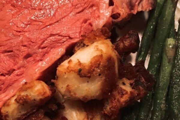 Perfect Prime Rib Roast with Crispy Potatoes and Roasted Asparagus 🍖🥔🌿
